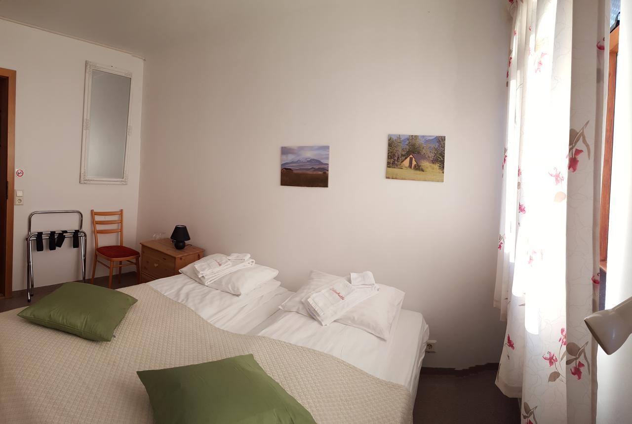Guesthouse Leirubakki Asolfsstathir Bagian luar foto